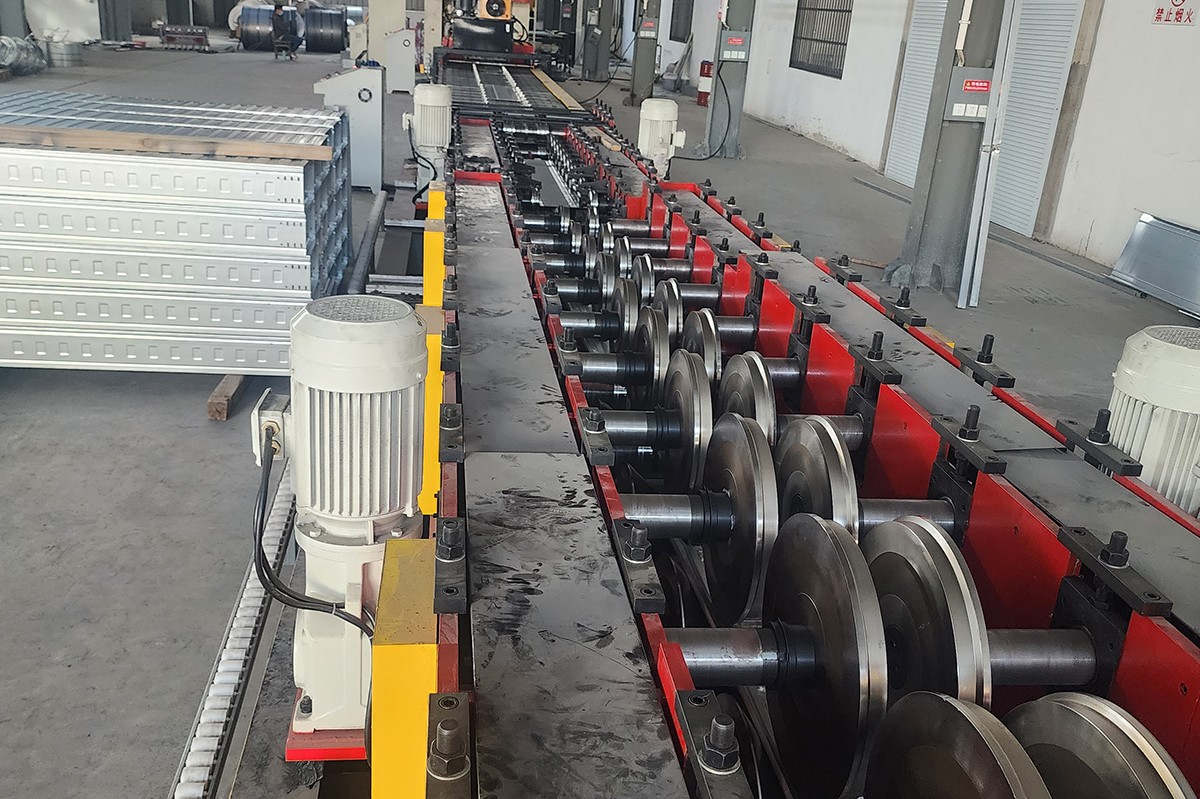 高強節能模壓電纜橋架設備